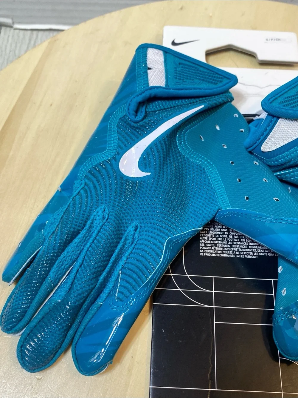 Nike Vapor Jet Women's Football Gloves Teal Blue Size Small NWT